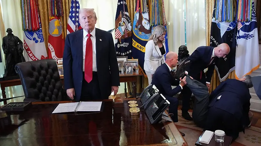 Мъж припадна до Тръмп по време на пресконференция в Овалния кабинет на Белия дом