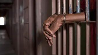 Съдят надзирателка, имала връзка със затворник