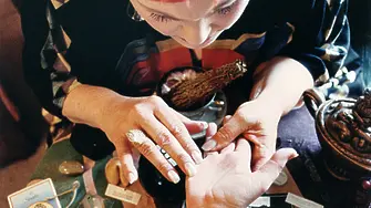 Разбиха мрежа от мними гадатели, медиуми и баячи