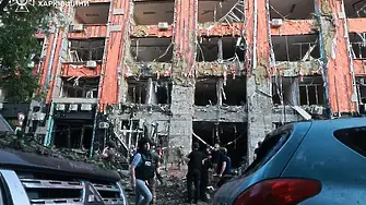 Руска атака уби жена, рани девет души и разкъса 9-етажна сграда