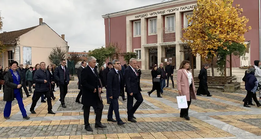 Вицепрезидентът откри в Левски скулптурна композиция на актьорите Георги Парцалев и Григор Вачков и писателя Дончо Цончев