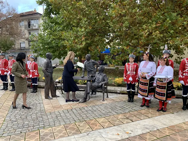 Вицепрезидентът откри в Левски скулптурна композиция на актьорите Георги Парцалев и Григор Вачков и писателя Дончо Цончев