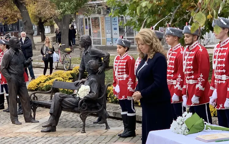 Вицепрезидентът откри в Левски скулптурна композиция на актьорите Георги Парцалев и Григор Вачков и писателя Дончо Цончев