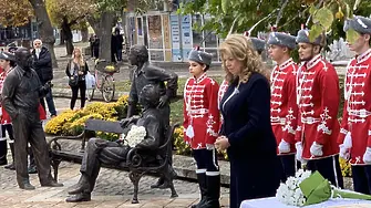 Вицепрезидентът откри в Левски скулптурна композиция на актьорите Георги Парцалев и Григор Вачков и писателя Дончо Цончев