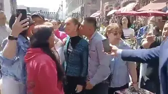 Мъж започна да опипва и целува президента на Мексико Клаудия Шейнбаум (ВИДЕО)
