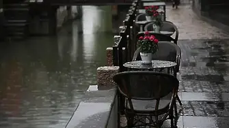 Облачно с валежи и вятър в първия ден от уикенда