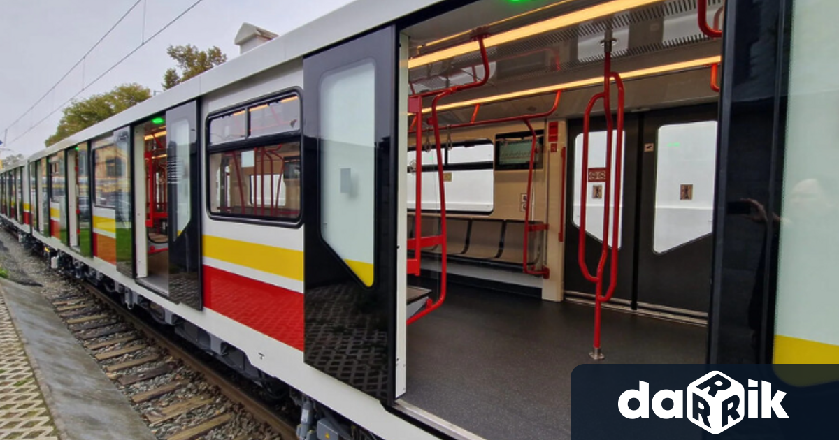 Първият от осемте нови четиривагонни влака за софийското метро вече
