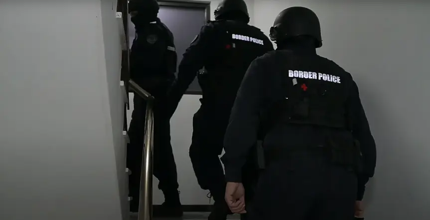 Разбиха група, превозвала с униформи на полицаи и граничари мигранти към Сърбия (ВИДЕО)