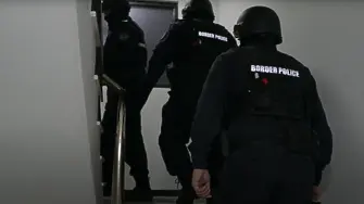 Разбиха група, превозвала с униформи на полицаи и граничари мигранти към Сърбия (ВИДЕО)