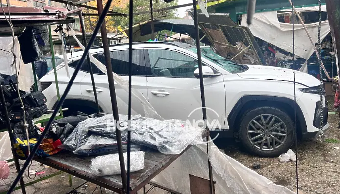 Кола се вряза в пазар в Казанлък