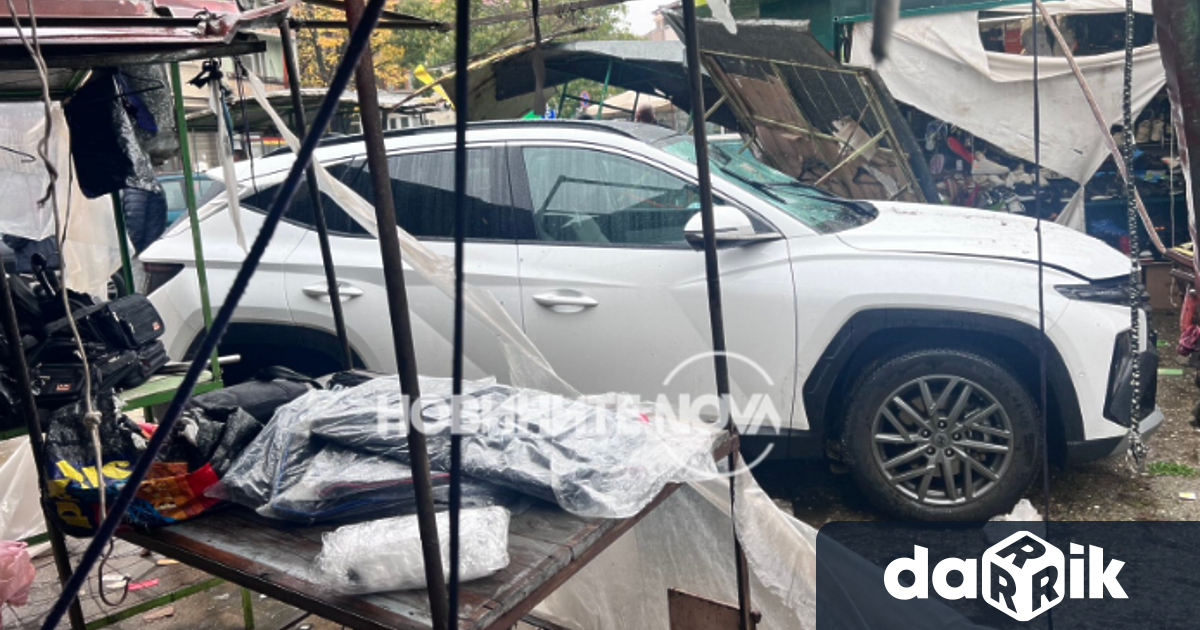 Автомобил се вряза в кооперативния пазарна град Казанлък Съборени са