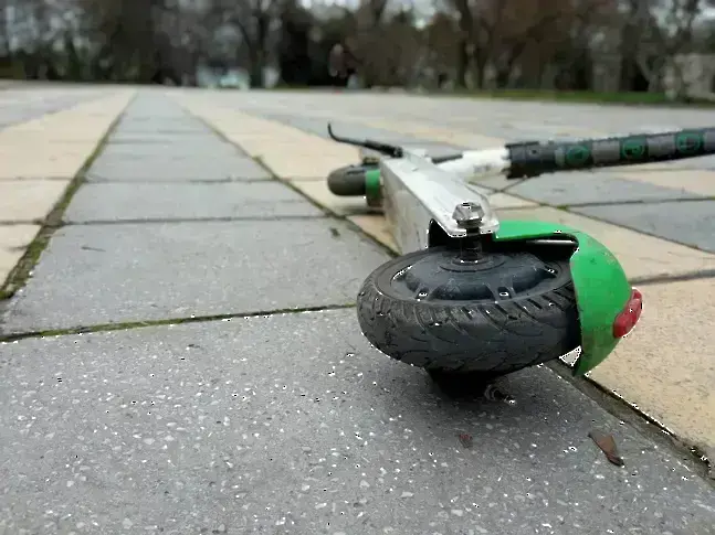 Мъж е в болница след падане от тротинетка 