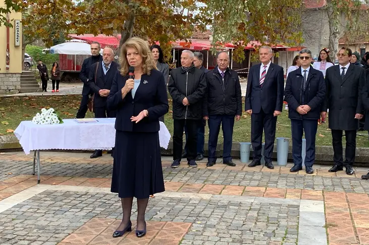 Вицепрезидентът откри в Левски скулптурна композиция на актьорите Георги Парцалев и Григор Вачков и писателя Дончо Цончев