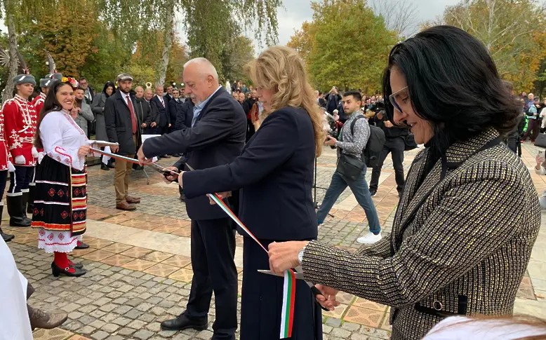 Вицепрезидентът откри в Левски скулптурна композиция на актьорите Георги Парцалев и Григор Вачков и писателя Дончо Цончев