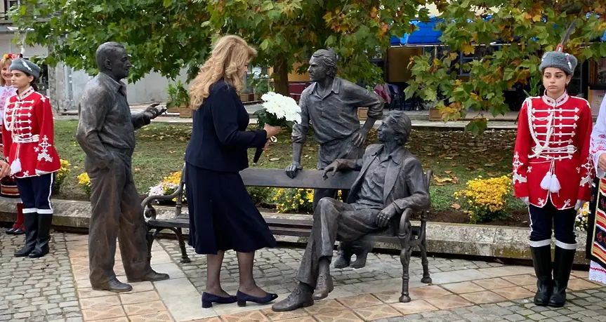 Вицепрезидентът откри в Левски скулптурна композиция на актьорите Георги Парцалев и Григор Вачков и писателя Дончо Цончев