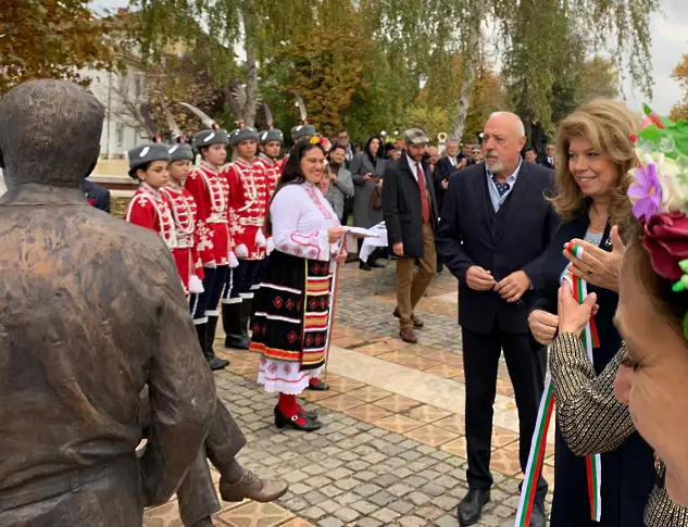 Вицепрезидентът откри в Левски скулптурна композиция на актьорите Георги Парцалев и Григор Вачков и писателя Дончо Цончев