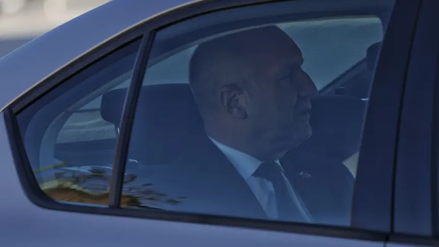 По предложение на ДПС-НН: Парламентът забрани на Радев да се вози в „шкодичката“ на първо четене