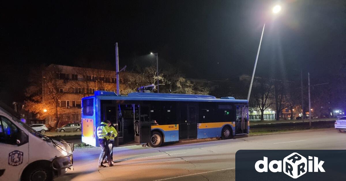 Автобус се е блъснал в електрически стълб вляво от пътното