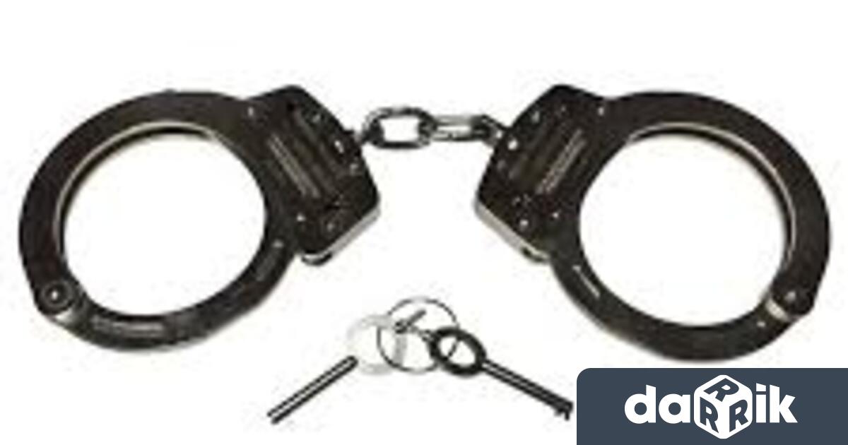 Полицията задържа двама мъже обрали златни накити от частен дом