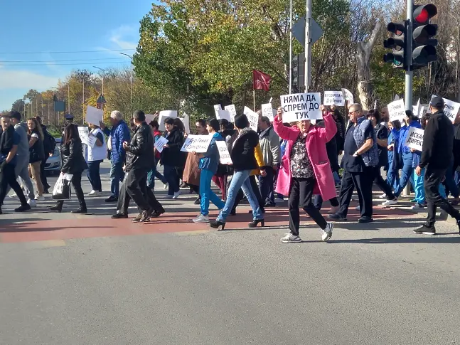 Протестиращите медици от "УМБАЛ-Пловдив" отново блокираха кръстовището на бул. "България" с ул. "Дилянка"