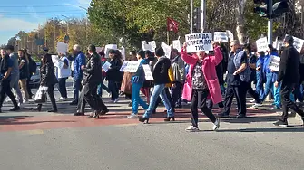 Протестиращите медици от "УМБАЛ-Пловдив" отново блокираха кръстовището на бул. "България" с ул. "Дилянка"
