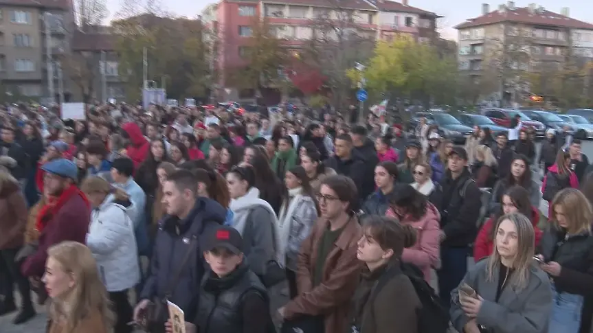 „Справедливост за Мая”: Стотици столичани на протест пред ВМА