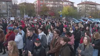 „Справедливост за Мая”: Стотици столичани на протест пред ВМА