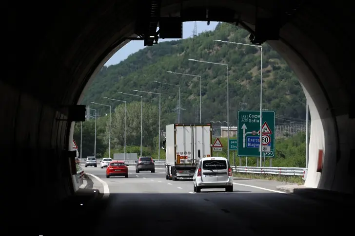 Няма осветление в тунела на „Струма” между София и Перник