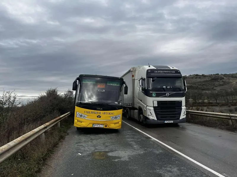 Училищен автобус се повреди на  обходния път във вилната зона на Враца 