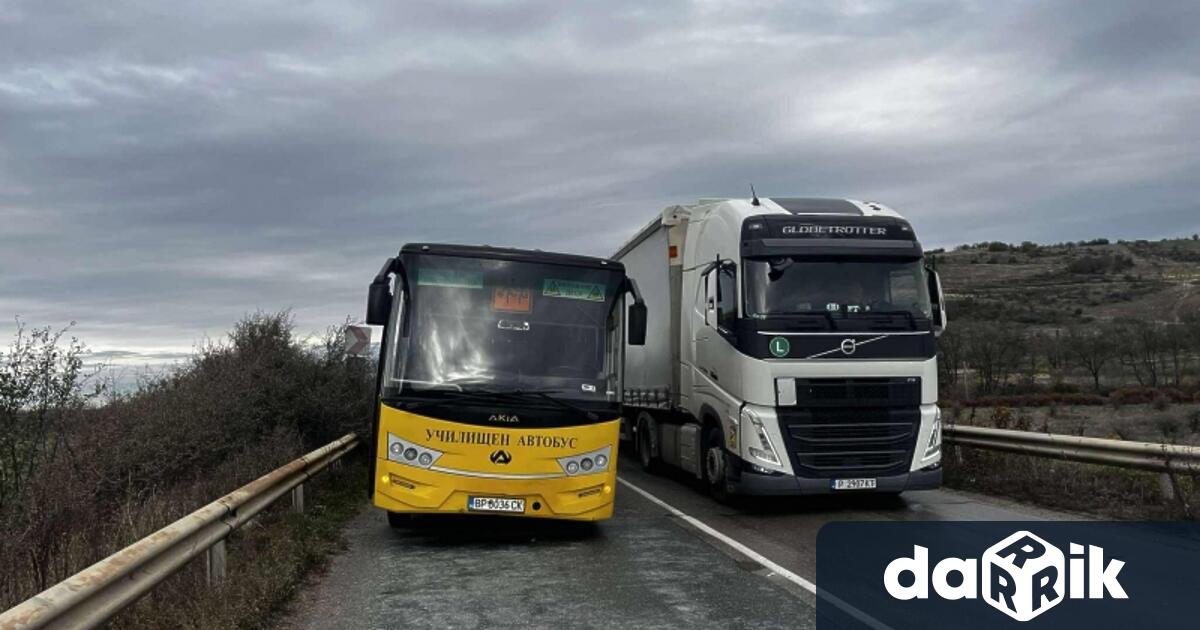 Училищен автобус се повреди тази сутрин и учениците закъсняха за