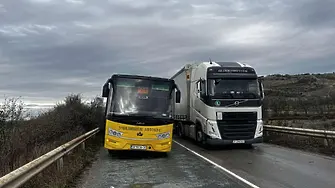 Училищен автобус се повреди на  обходния път във вилната зона на Враца 