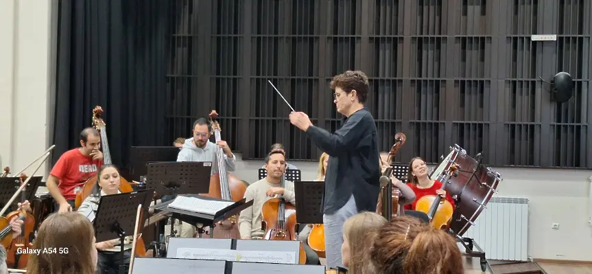 Диригент Сандра Рагуза: Животът ми никога не е скучен, най-важното е да пресъздадем музиката жива, така както я е написал композиторът!