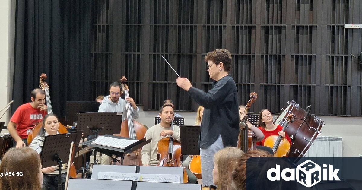 АмериканскиятдиригентсъссветовнакариераСандраРагуза репетира със Симфониета Врацаза предстоящия концерт в петък 14