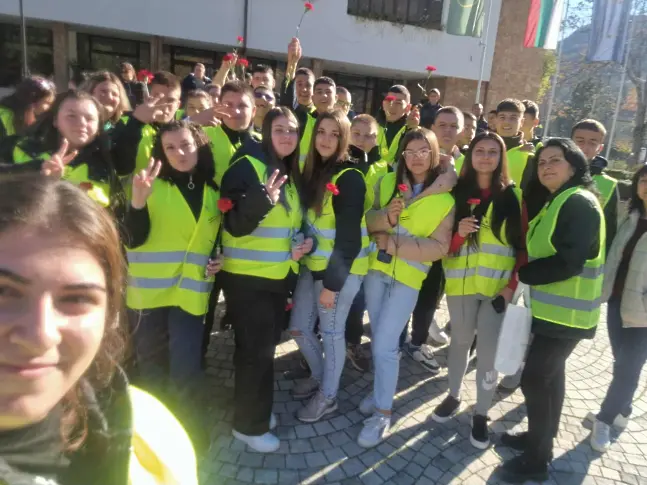 Младежки Червен кръст Тетевен под егидата на общината и ПГСЕУ-Тетевен отбелязаха Световния ден в памет на жертвите на ПТП