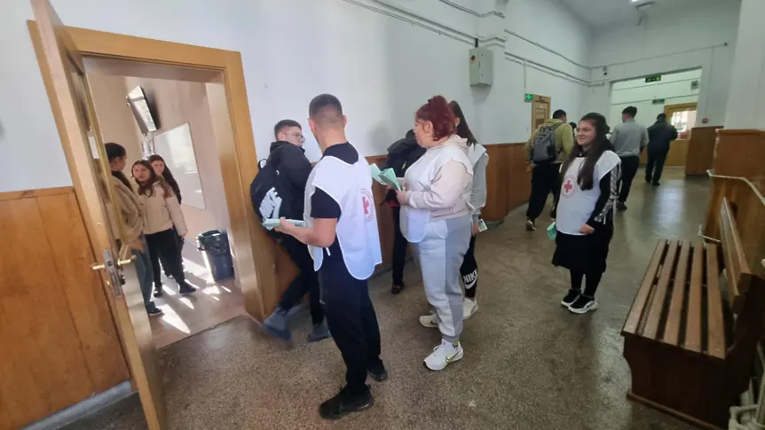 Младежки Червен кръст Тетевен под егидата на общината и ПГСЕУ-Тетевен отбелязаха Световния ден в памет на жертвите на ПТП