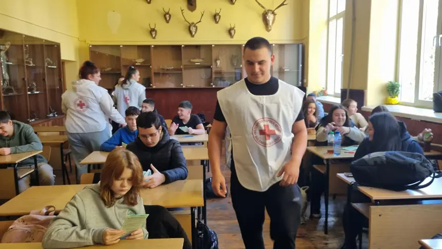 Младежки Червен кръст Тетевен под егидата на общината и ПГСЕУ-Тетевен отбелязаха Световния ден в памет на жертвите на ПТП