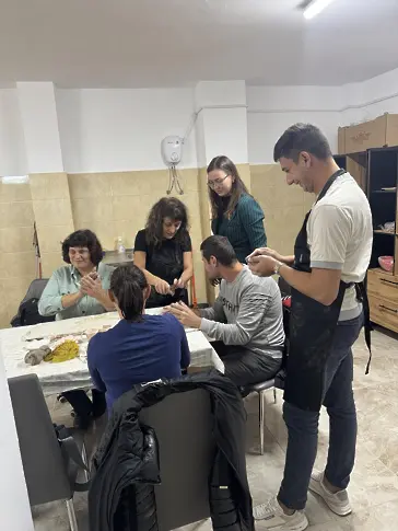 Във Враца организираха урок по глина за незрящи