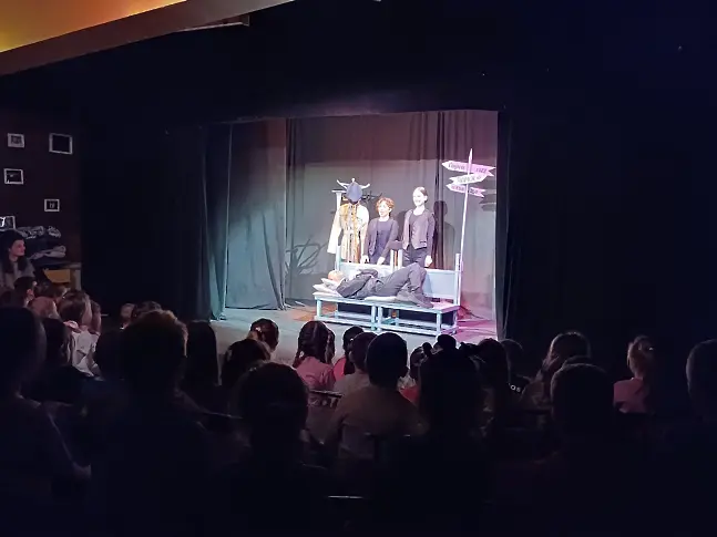 Деца от ДГ "Славейче" и "Детски свят" бяха първите зрители на премиерата на  „Бременският заспал музикант“  на ДКТ Враца