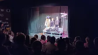 Деца от ДГ "Славейче" и "Детски свят" бяха първите зрители на премиерата на  „Бременският заспал музикант“  на ДКТ Враца