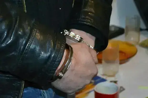 Задържаха рецидивист за нападение над служител в заложна къща в Тетевен