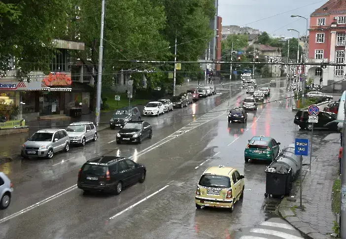 Днес времето ще бъде облачно с валежи от дъжд