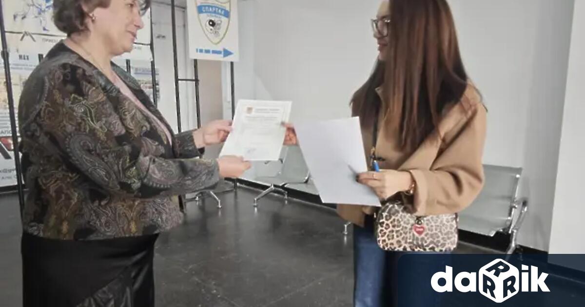 Община Плевен получи дарение – метални пейки за оборудването на