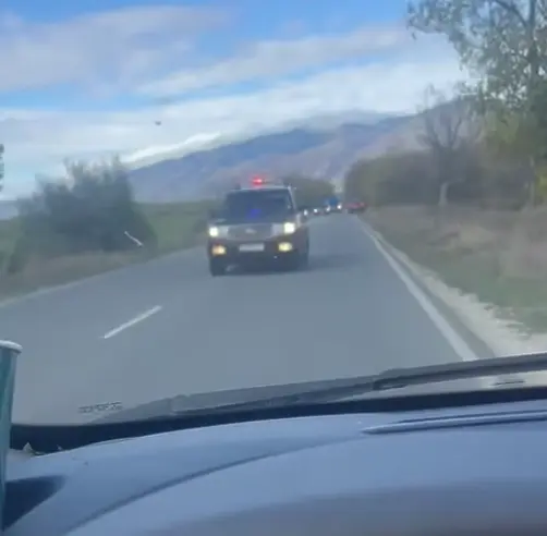 Кортеж от коли със сини лампи кара с бясна скорост в насрещното край Пловдив (ВИДЕО)