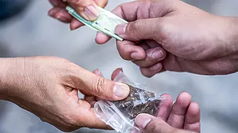 Заловиха 16-годишен дилър, докато приготвял дози за пласиране