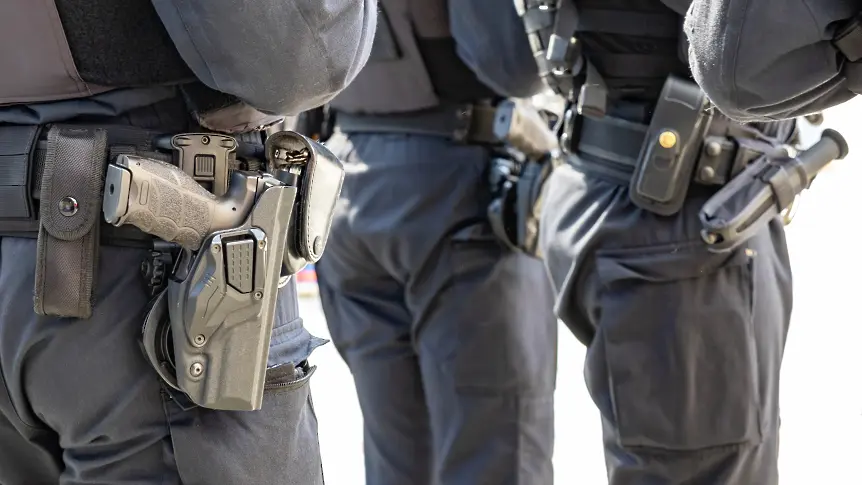 Полиция е стреляла по въоръжен мъж на гара