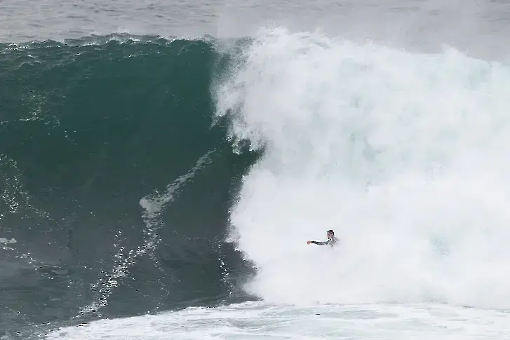 Огромни вълни убиха трима в Тенерифе