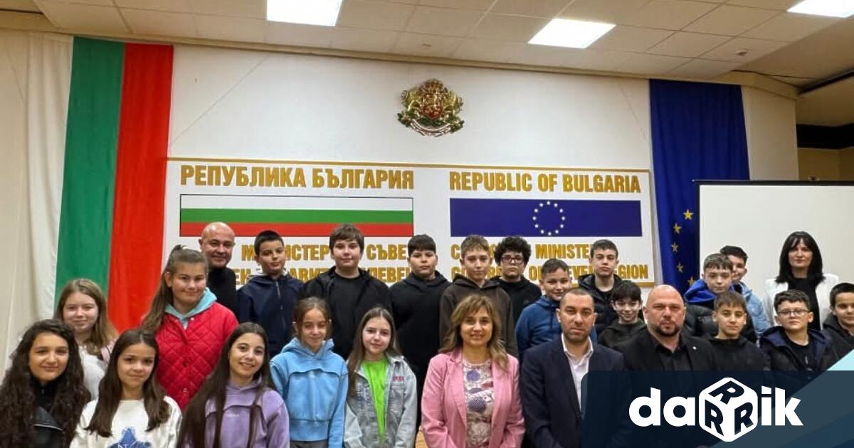 Ученици от шести клас на Основно училище Цветан Спасов –