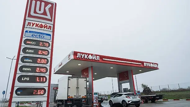 „Лукойл България“ съобщи дали ще затворят бензиностанциите им у нас