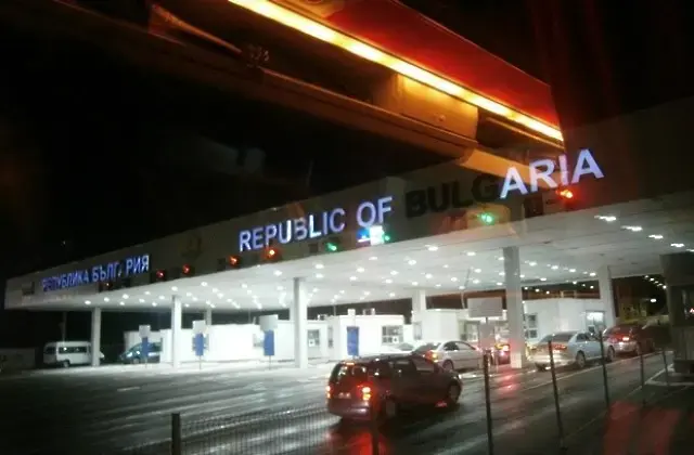 Двама митничари са задържани за корупция на ГКПП "Калотина"