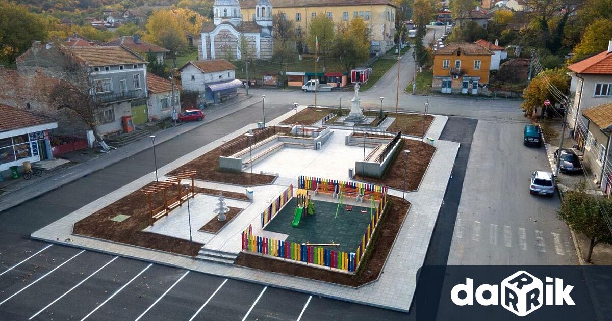 В понеделник откриват официално обновения площад в с Моравица похвали